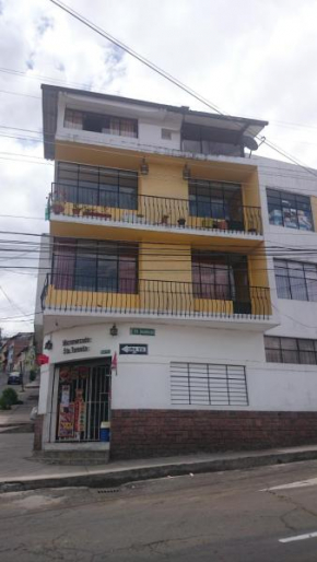  The Quito Guest House with Yellow Balconies  Кито